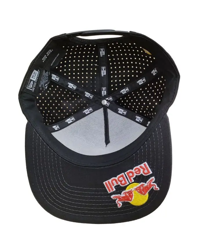 The Red Bull hat is super cool! It's all black and has a flat brim, which gives it a really trendy look. On the side, there's a cool New Flag design that adds some extra style. And guess what? It even has a white rope on the brim, which makes it look even more awesome!